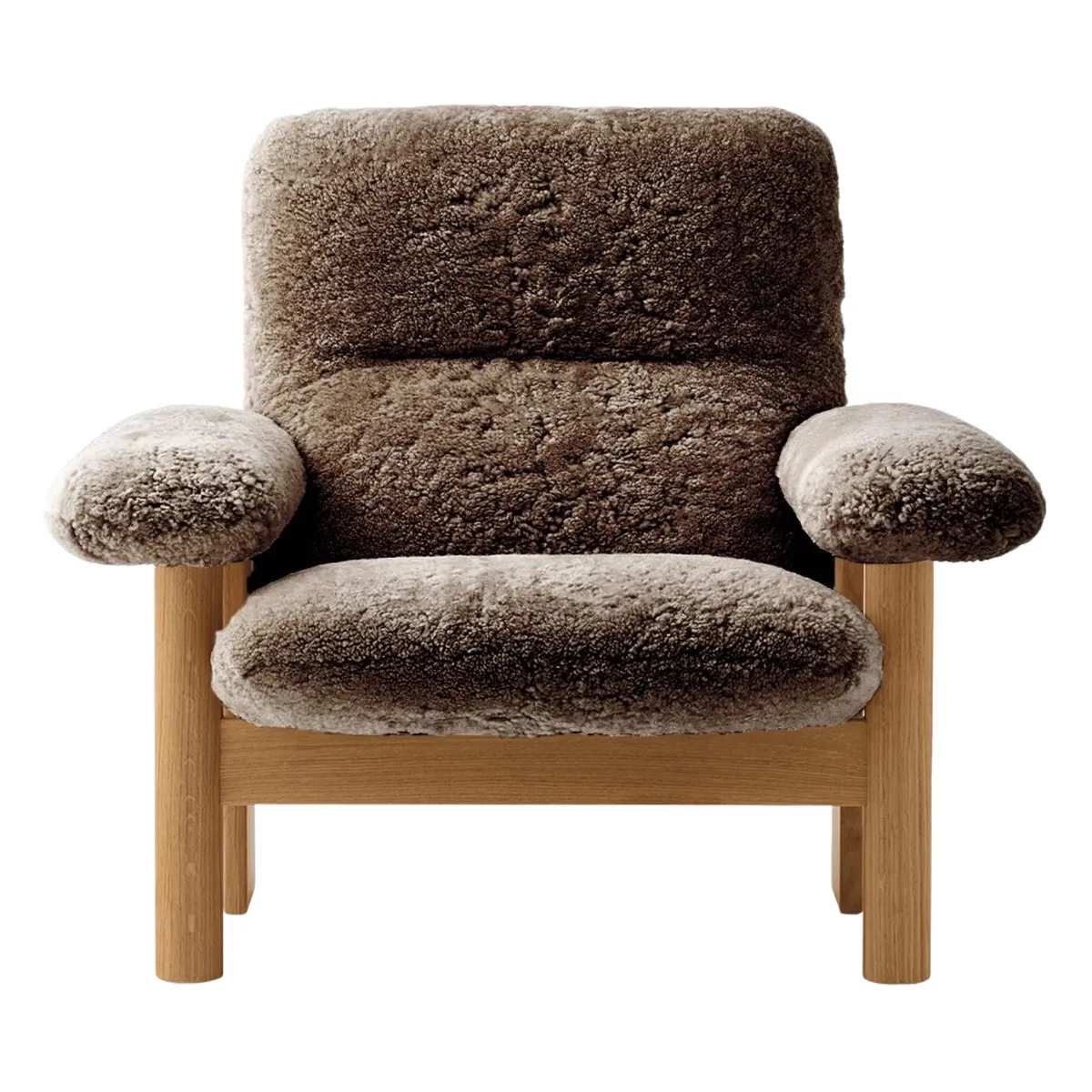 Brasilia lounge-tuoli täysverhoiltu korkea selkänoja nelijalkainen runko täystammi luonnonvärinen Sheepskin Nevotex Sahara