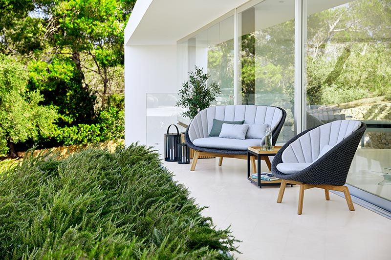 Peacock Lounge-nojatuoli Tummanharmaa