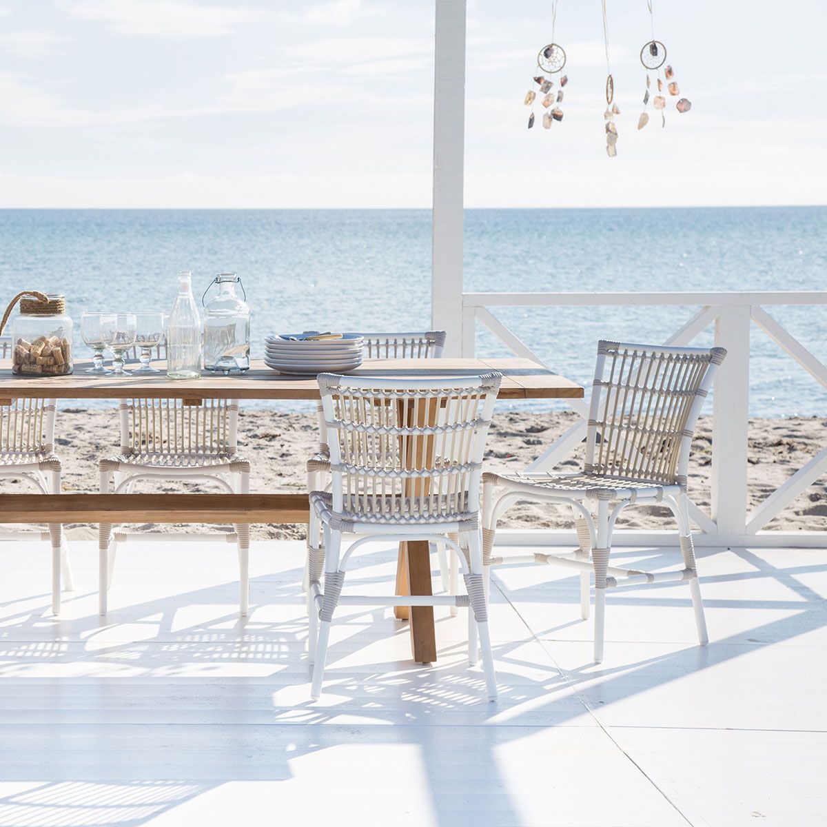 Margret-käsinojatuoli valkoisena / beige keinorottinkina