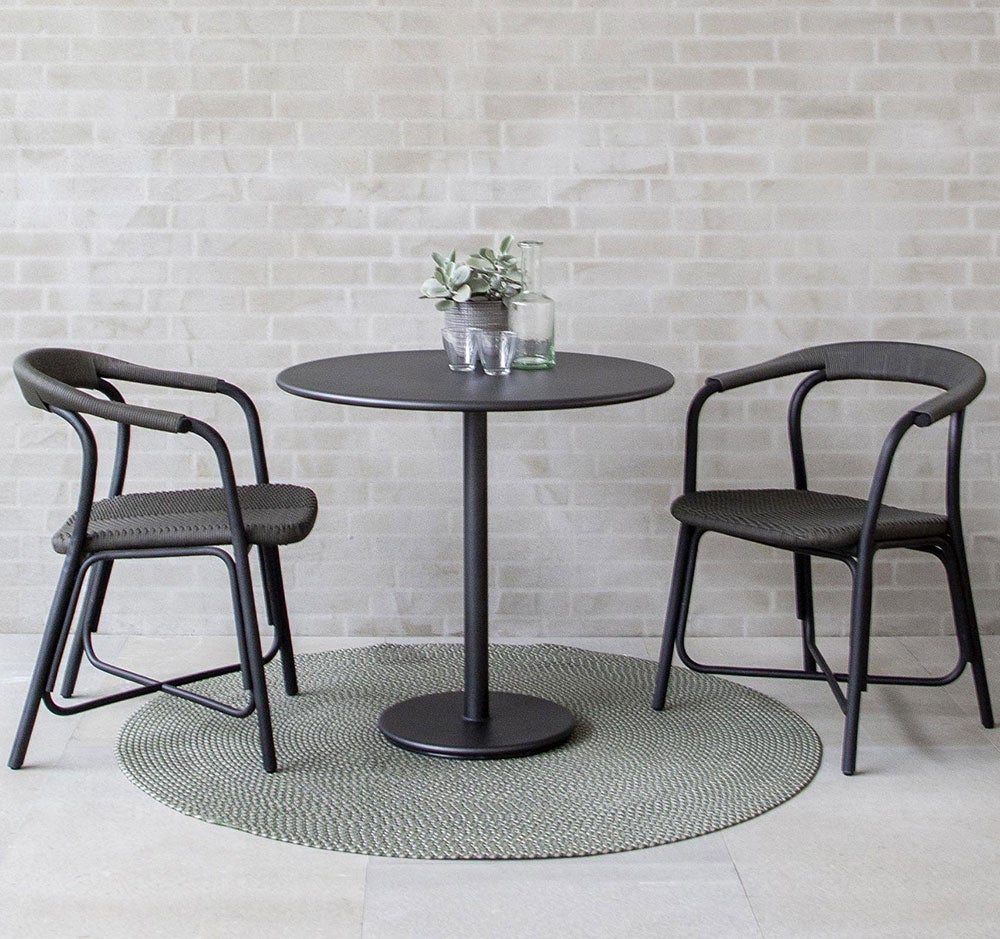 Noble käsinojallinen tuoli rottinki musta