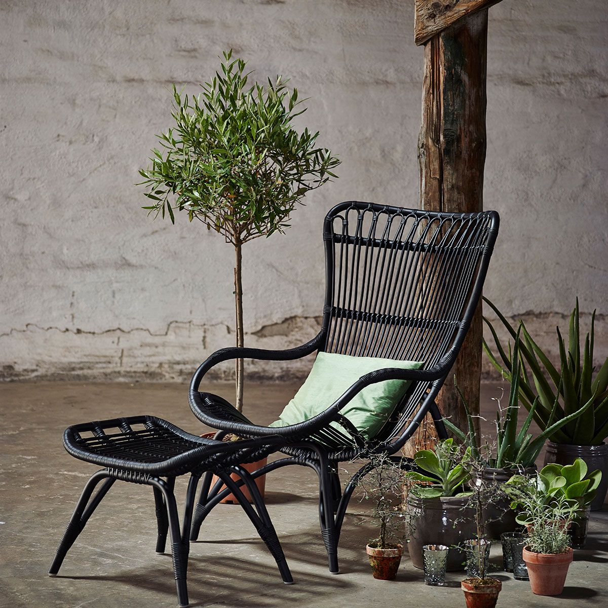 Monet rottinkituoli Musta