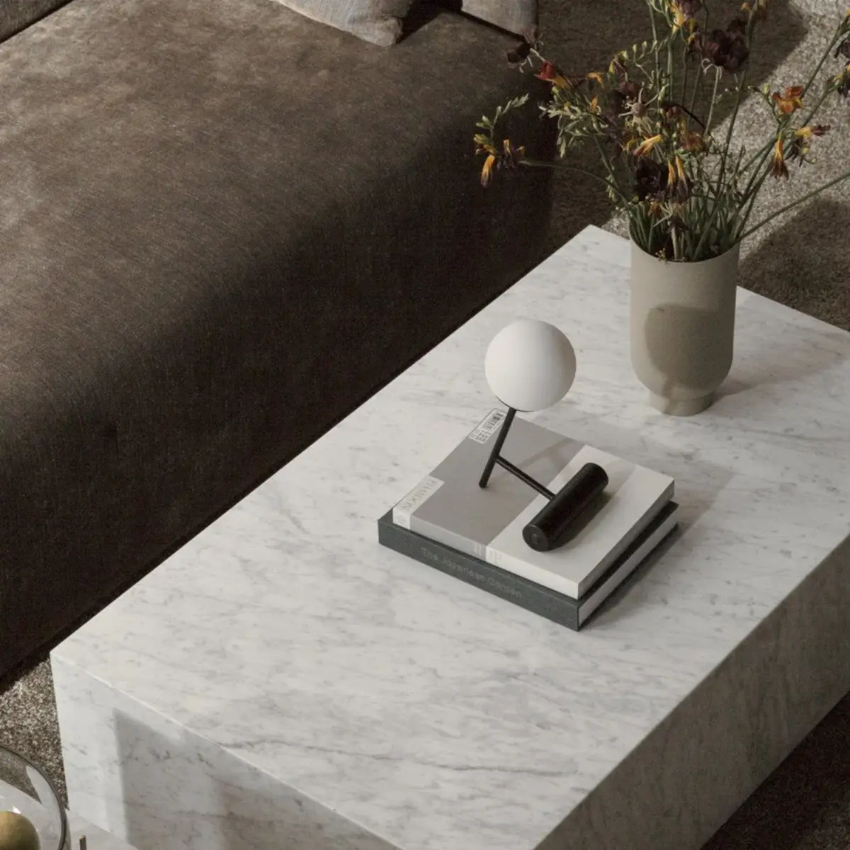 Plinth-sohvapöytä, matala, Carrara-marmori