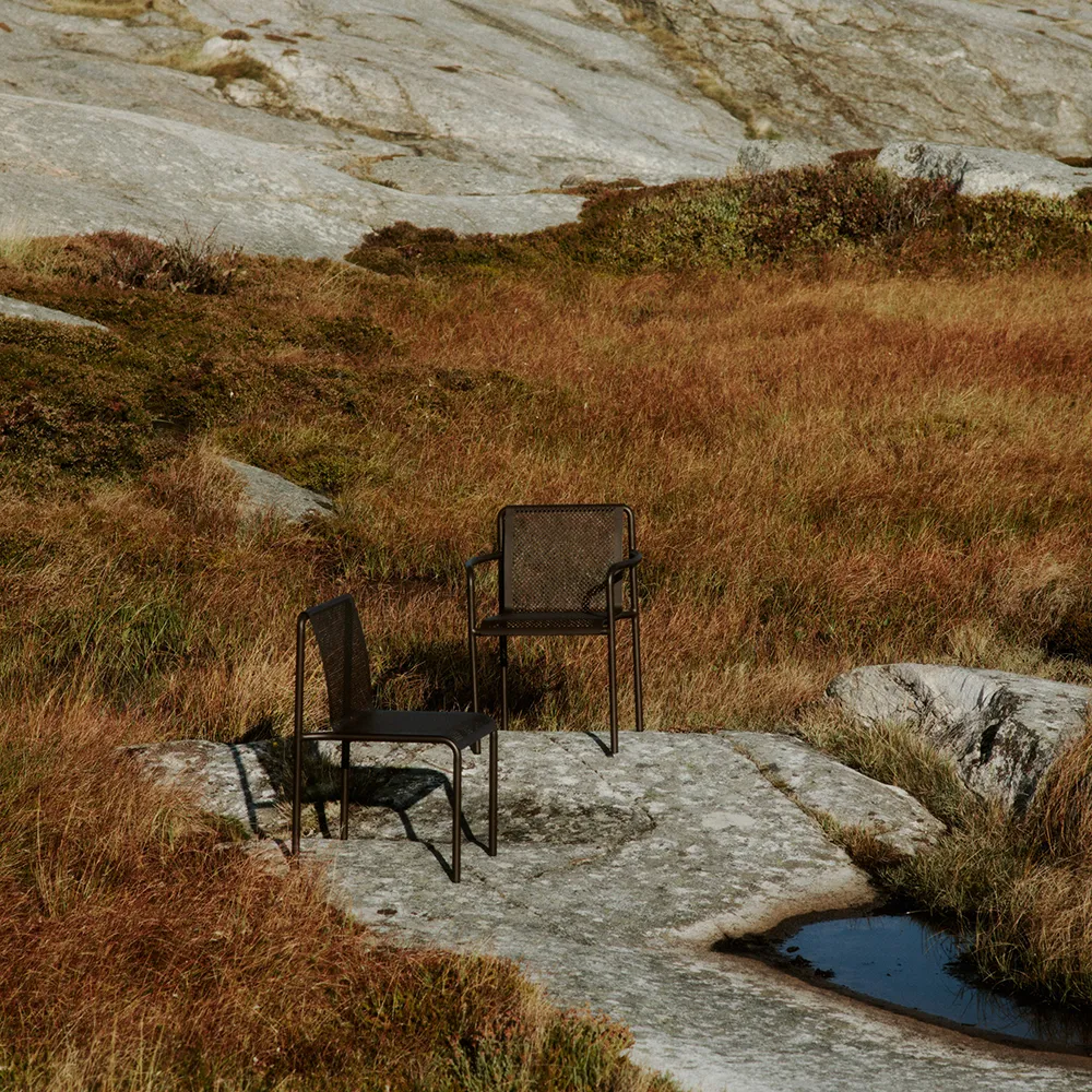 Dapple tuoli käsinojilla Dark Chocolate