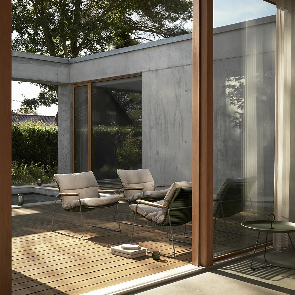 Click Roomy lounge chair Dusty Light blue. Frame: Grey. Armrest: Bam