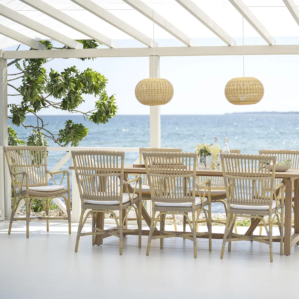 Piano-tuoli keinotekoisesta rottingista