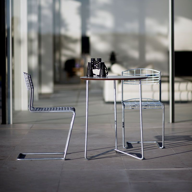 Pöytä High Tech 60 valkoinen laminaatti / kuumasinkitty runko Grythyttan Stålmöbler