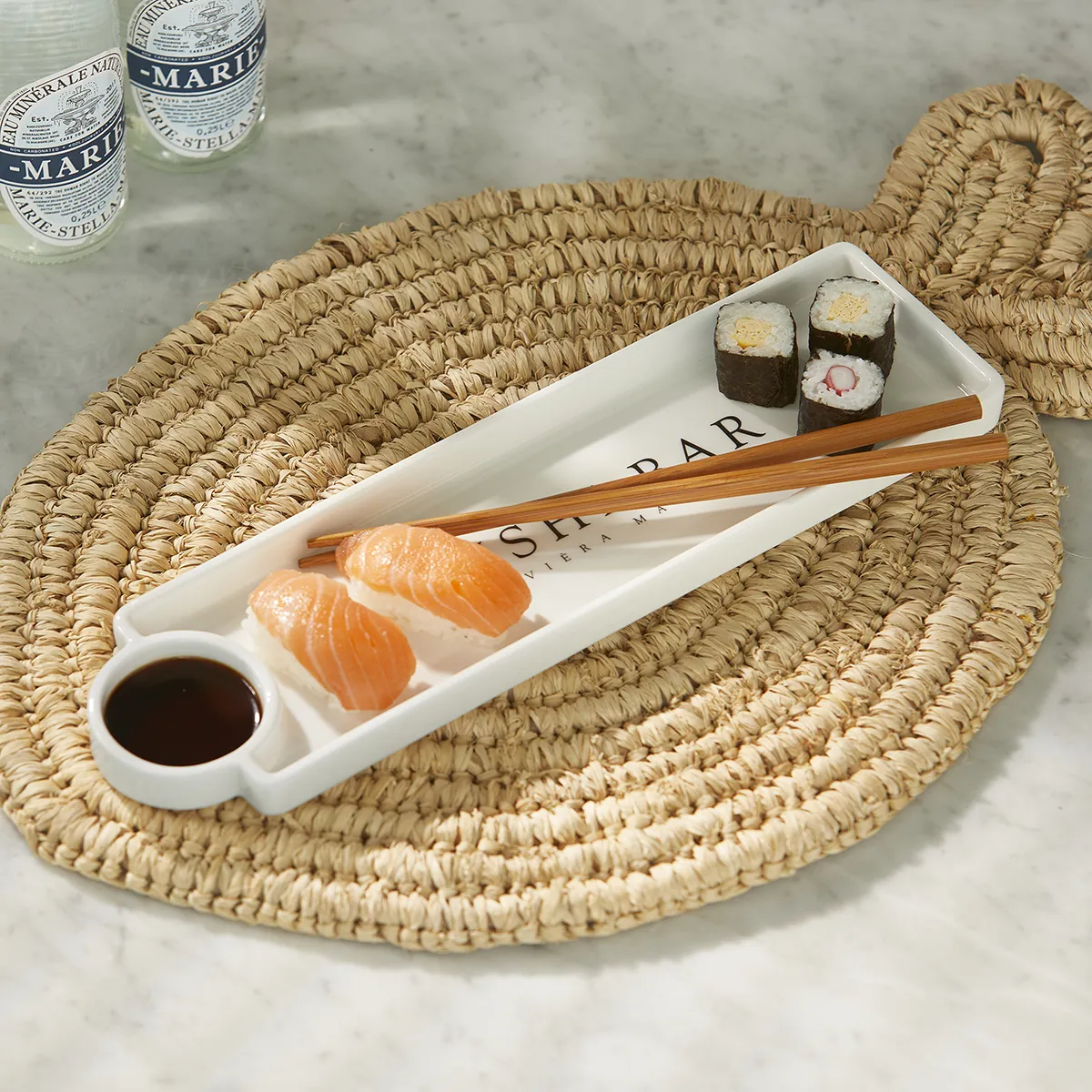 Lautanen Sushi Bar syömäpuikoilla