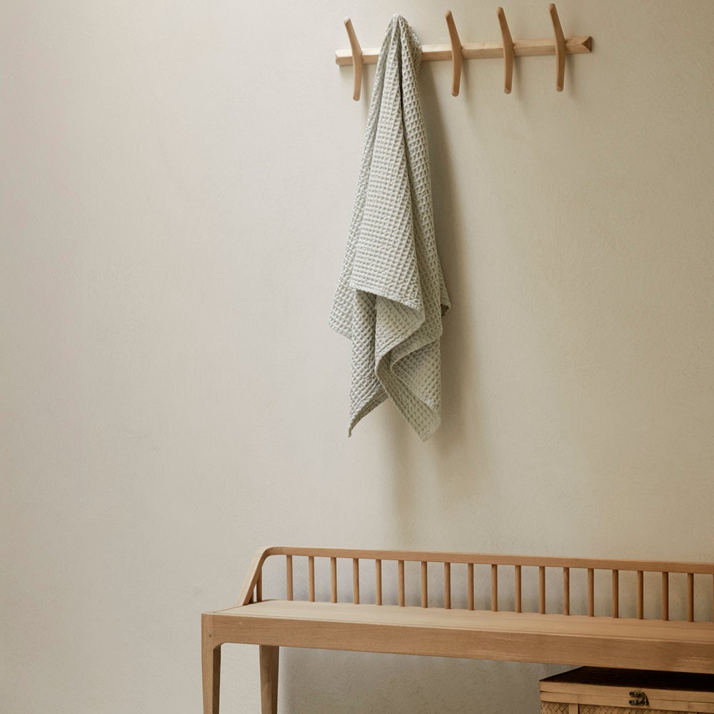 PI-vaatehenkari lakattu vaahtera