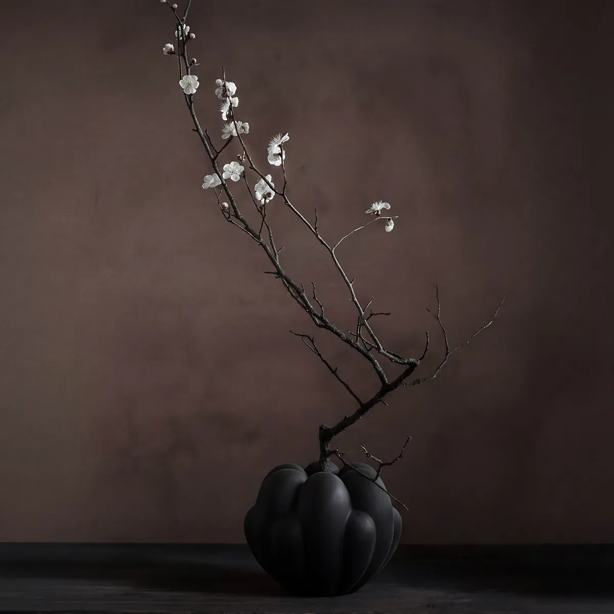 Käsintehty maljakko Bloom Mini Black H27 cm