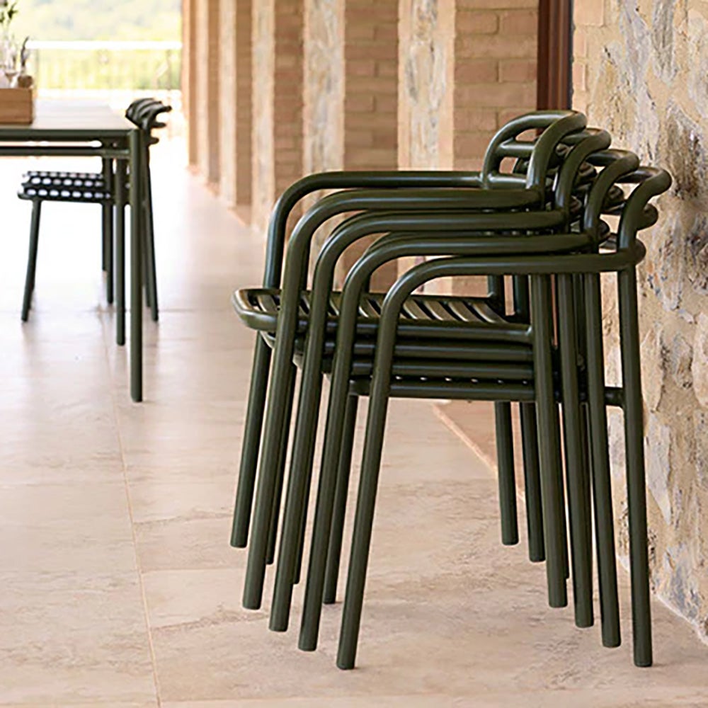 Bliss ruokapöytä sisältää kaksi käsinojilla varustettua tuolia - Tummanvihreä alumiini