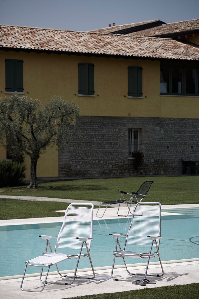 Spaghetti aurinkotuoli mustalla alumiinilla