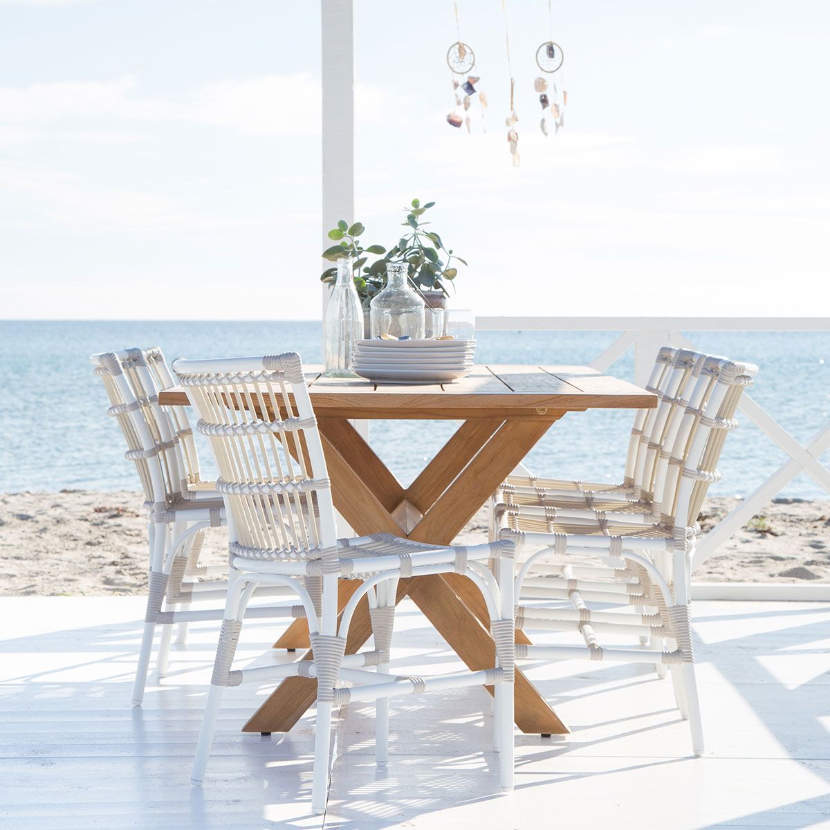 Margret-käsinojatuoli valkoisena / beige keinorottinkina