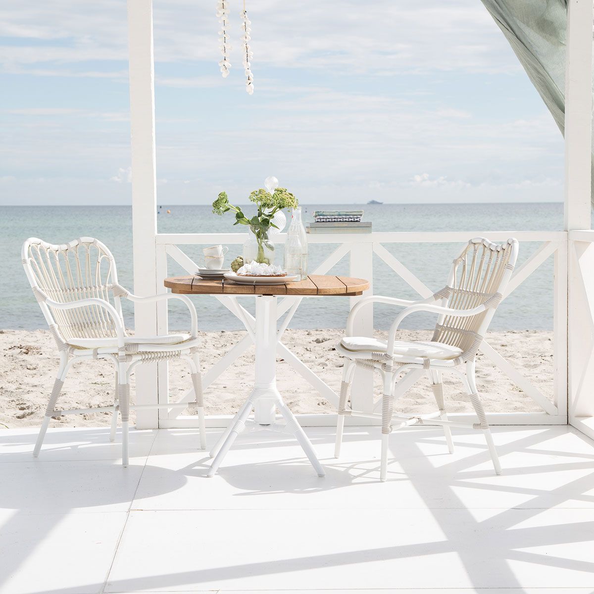 Margret-käsinojatuoli valkoisena / beige keinorottinkina