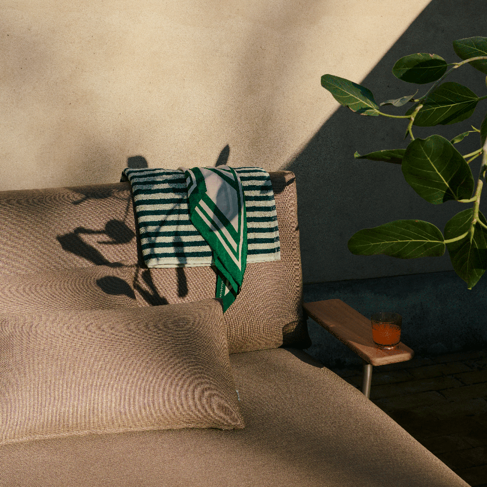 Loungebed Settle käsinojilla Taupe