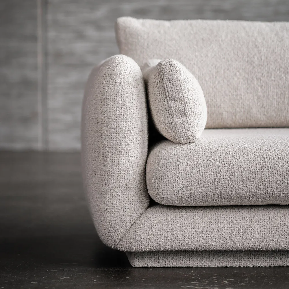 Bloom 3-istuttava sohva jalustalla Sand