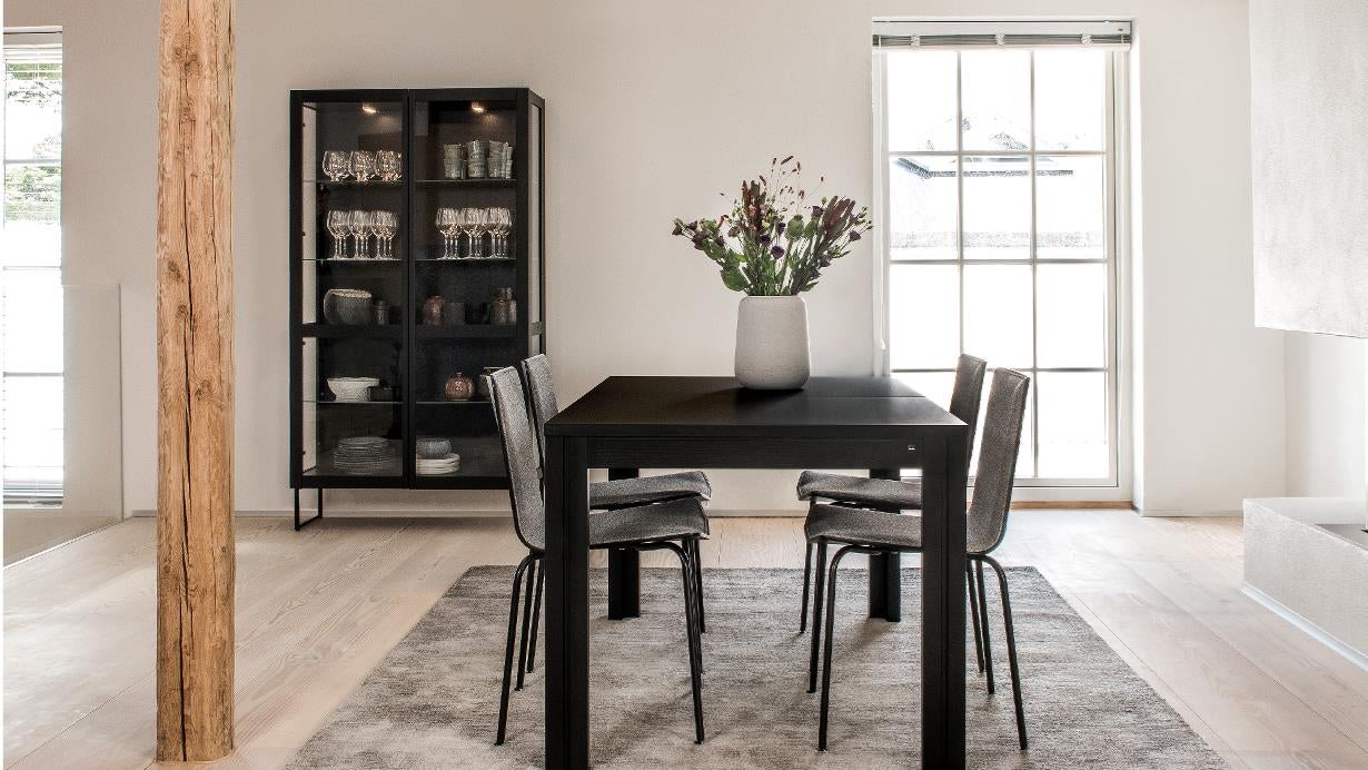 Sm801 ruokapöytä musta teräs ja nahka