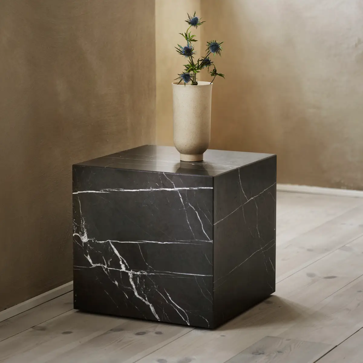 Plinth-pöytä, Nero Marquina -marmoria