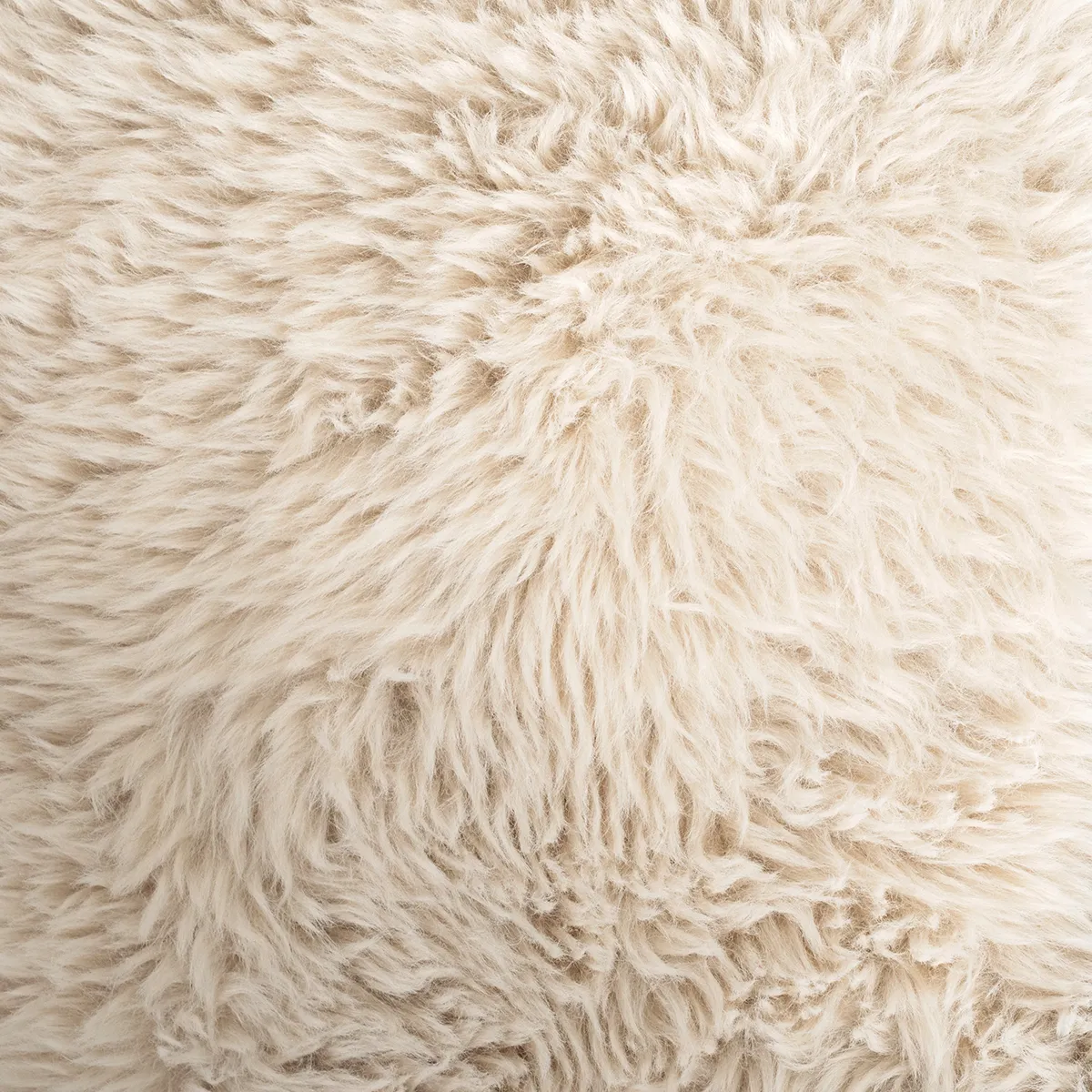 Käsinojallinen nojatuoli saarnipuuta Glenn Cloud Fur Off White
