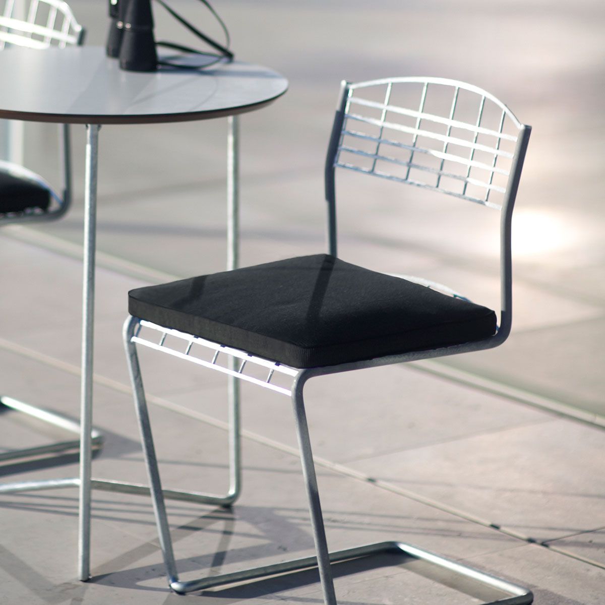 High Tech kahvilapöytä ja tuolit musta Grythyttan Stålmöbler