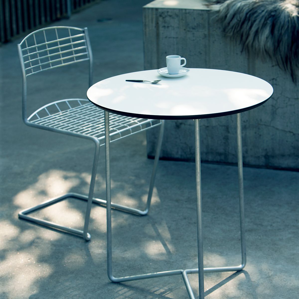 Grythyttan Stålmöbler High Tech kahvilapöytä ja tuolit