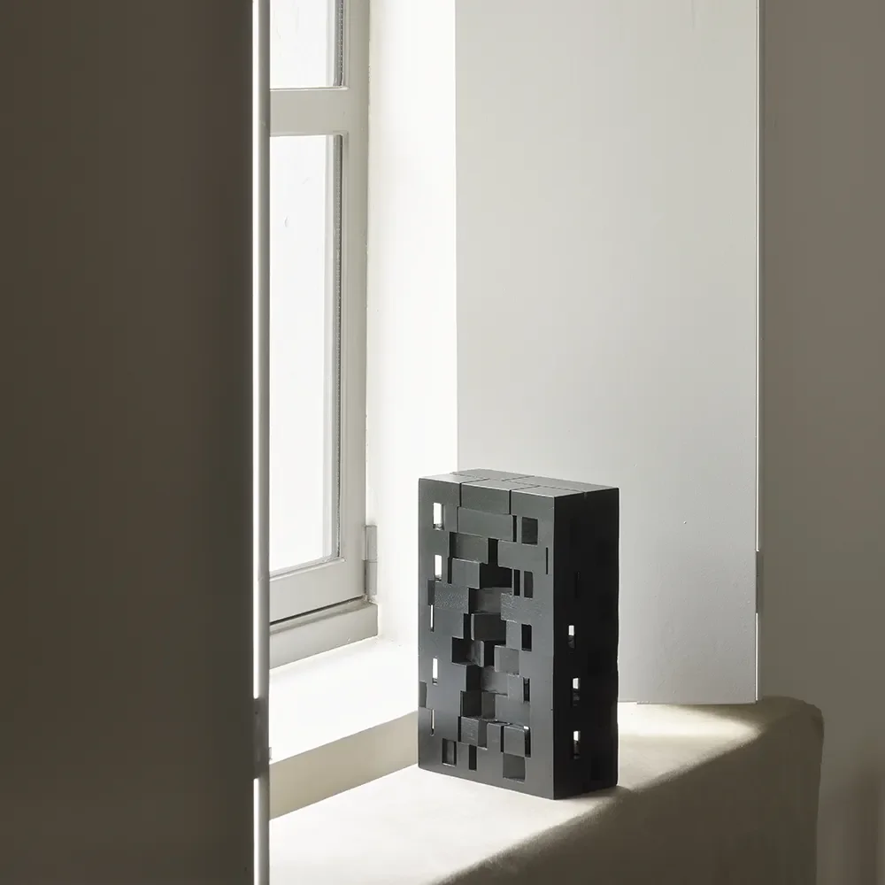 Urban house veistos mustaksi lakattua mahonkia