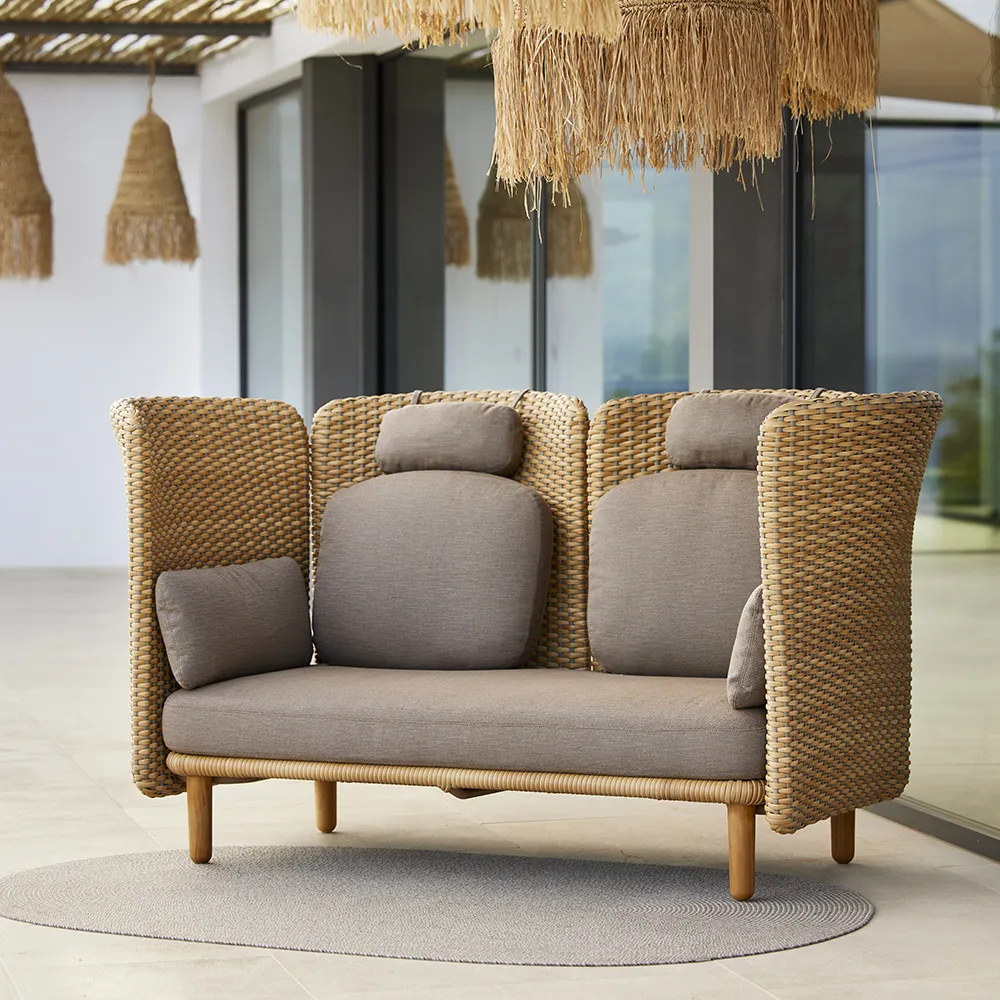 Arch 2-istuttava sohva korkealla käsinojalla/selkänojalla.