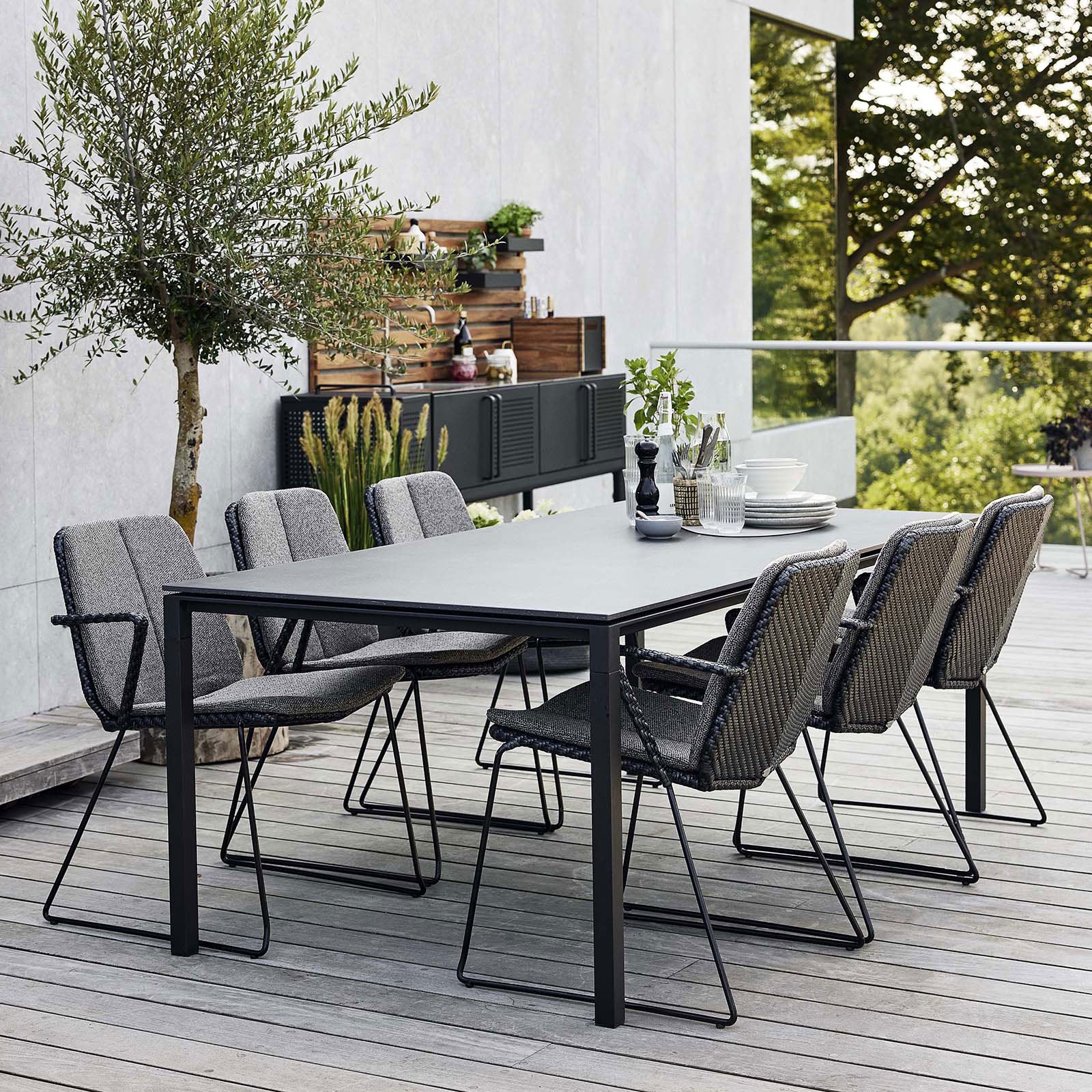 Vision käsinojallinen tuoli musta konstrotting