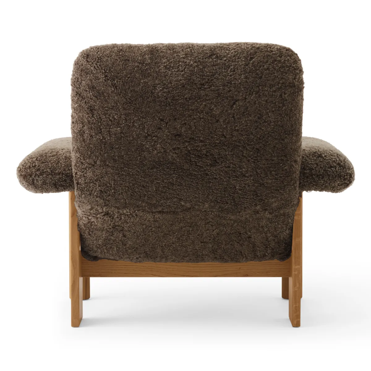 Brasilia lounge-tuoli kauttaaltaan verhoiltu korkea selkänoja nelijalkainen runko täystammi luonnonvärinen Sheepskin Nevotex Root