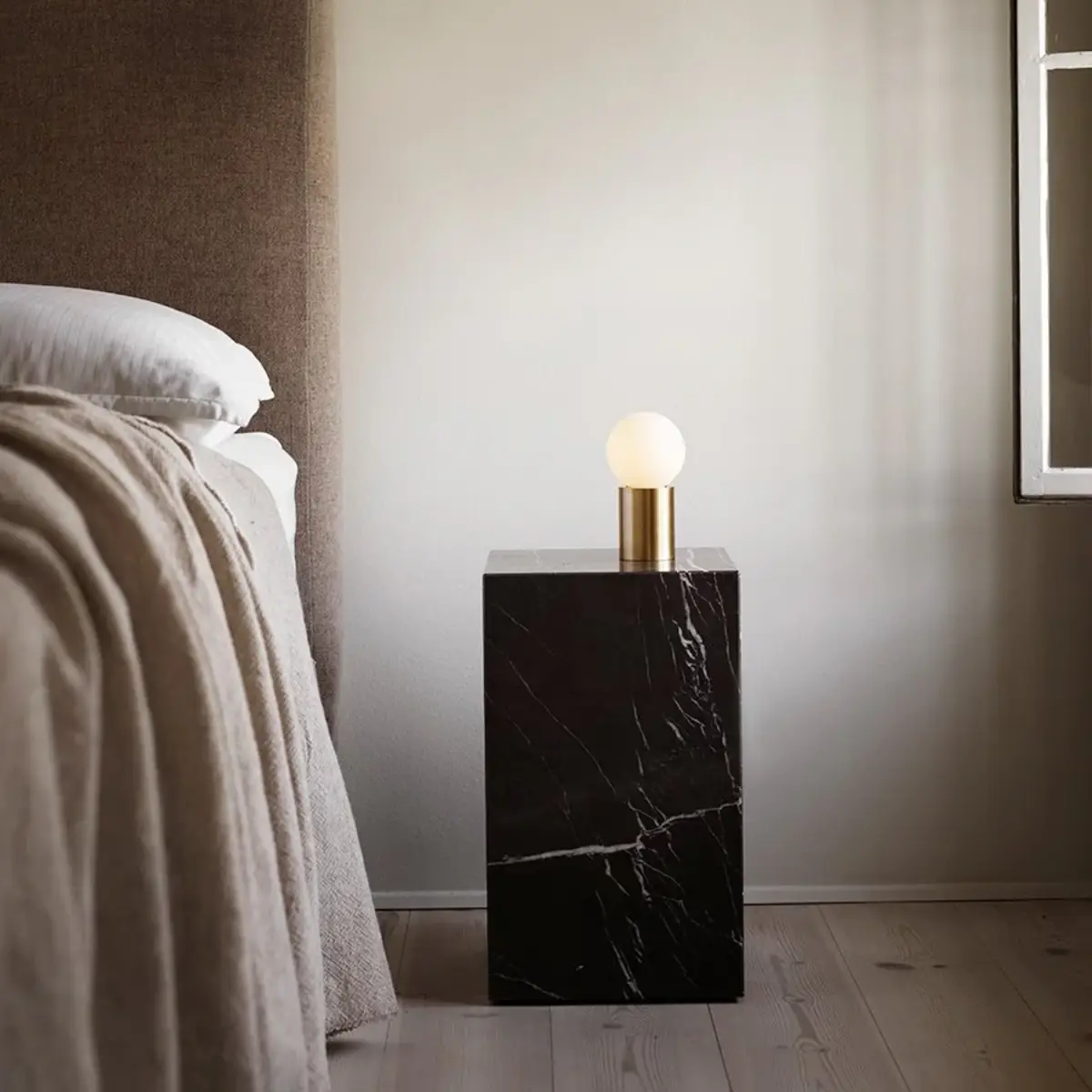 Plinth-sivupöytä, korkea, Nero Marquina -marmori