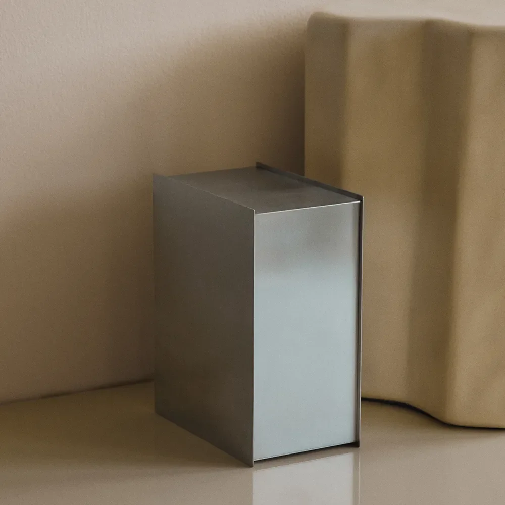 Ruostumattomasta teräksestä valmistettu roskakori Sama