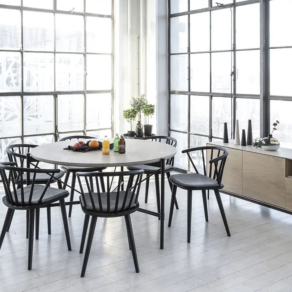 Ale ruokapöytä 135 cm valkolakattu tammipuu