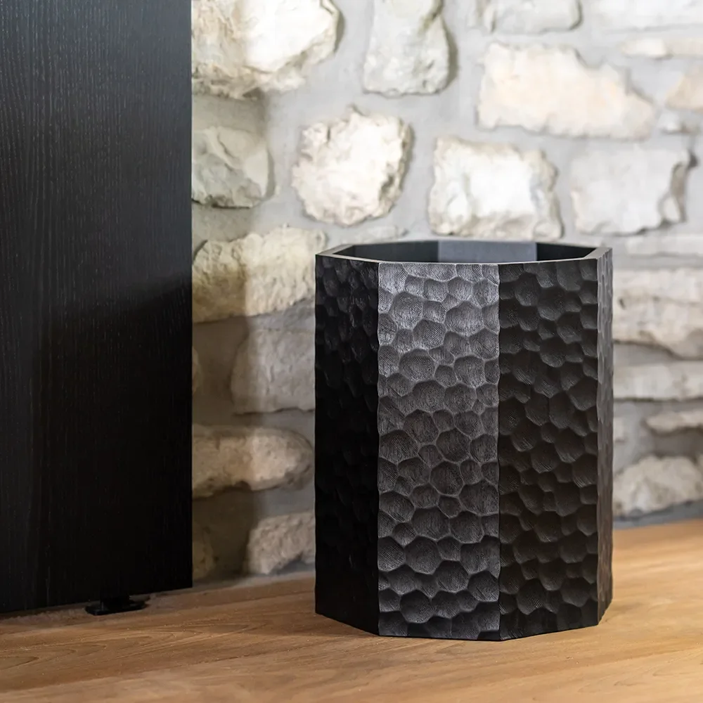 Chopped paperikori mustaksi lakattua mahonkia