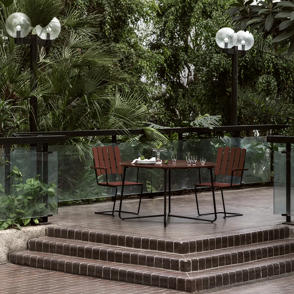 A2 nojatuoli Tummanpunainen lakattu tammi / Musta