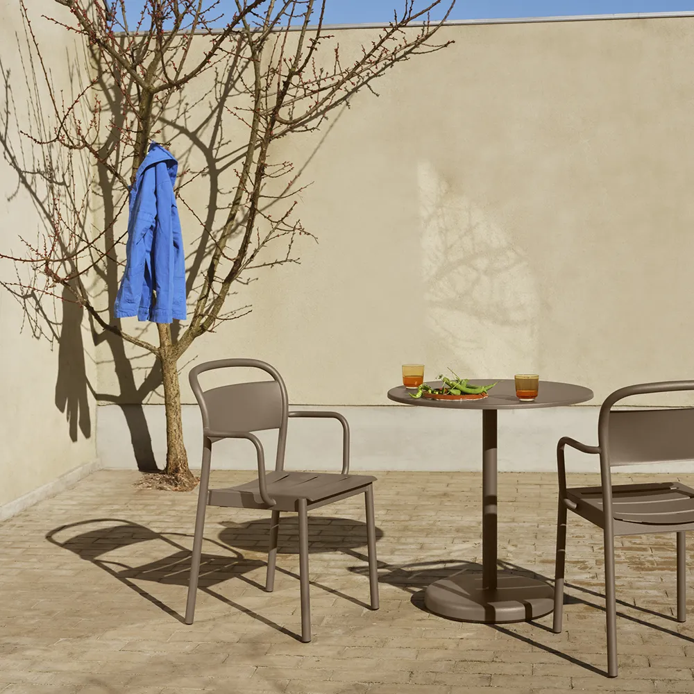 Linear Steel Tuoli käsinojilla Taupe