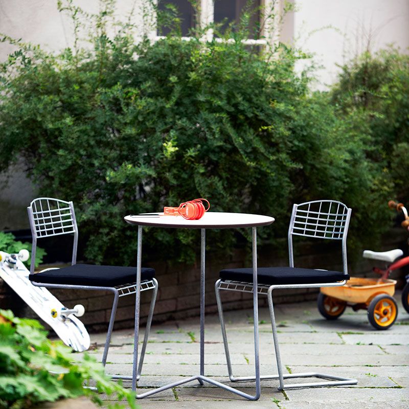 Pöytä High Tech 60 valkoinen laminaatti / kuumasinkitty runko Grythyttan Stålmöbler