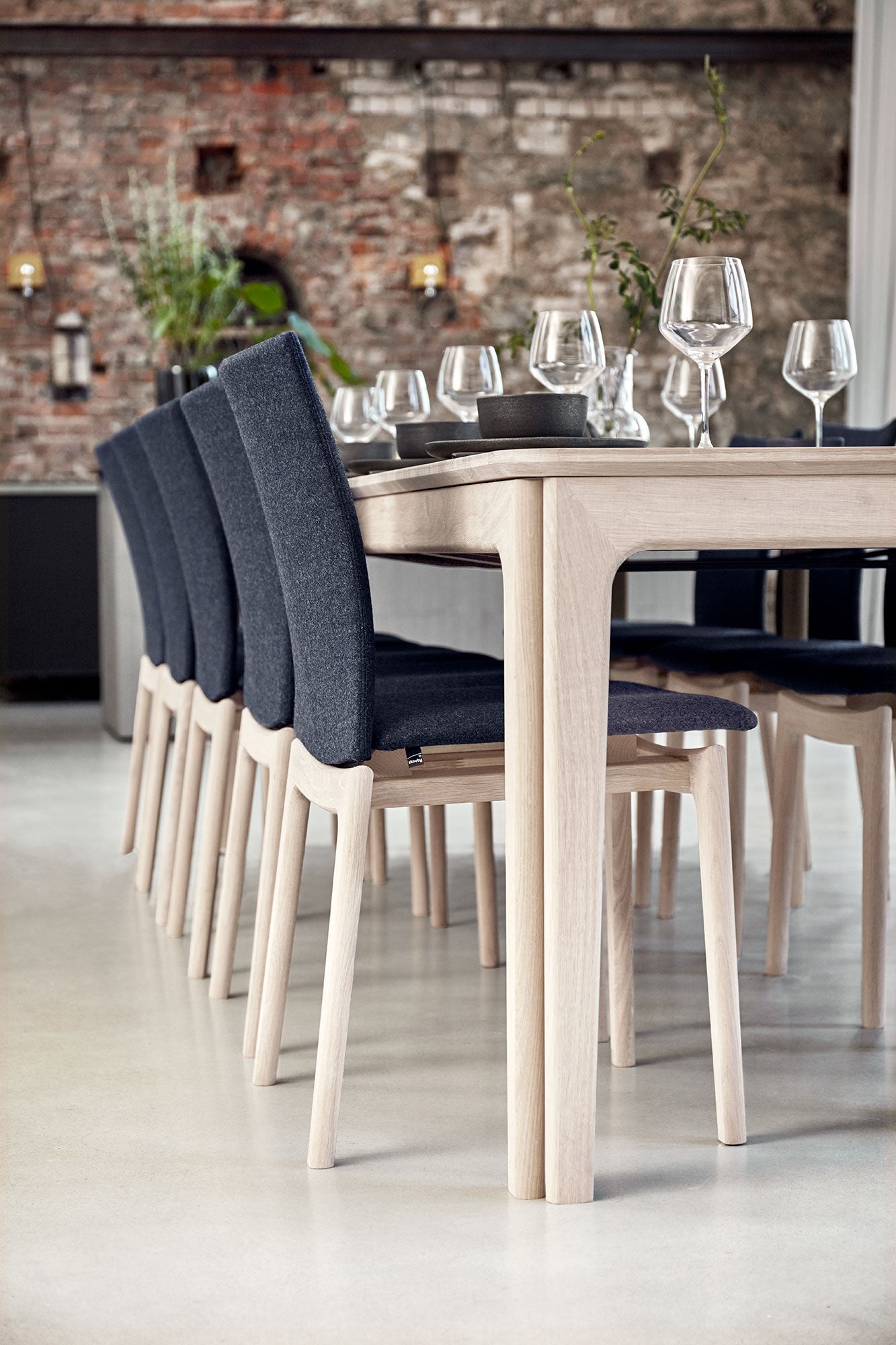 Sm27 Pöytä Saksanpähkinäöljy/Musta Nanolaminaatti