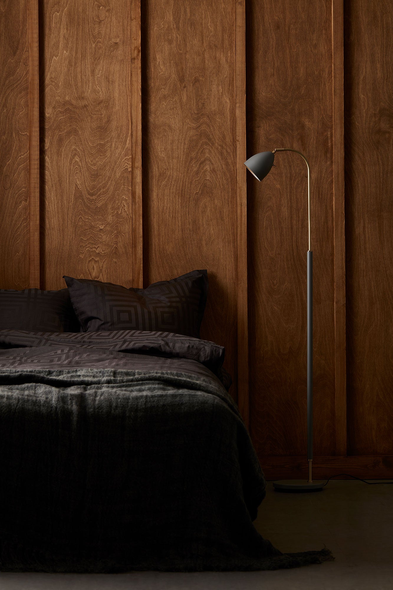 Deluxe lattiavalaisin Varmgrå/messinki Mr16 sis. lamppu