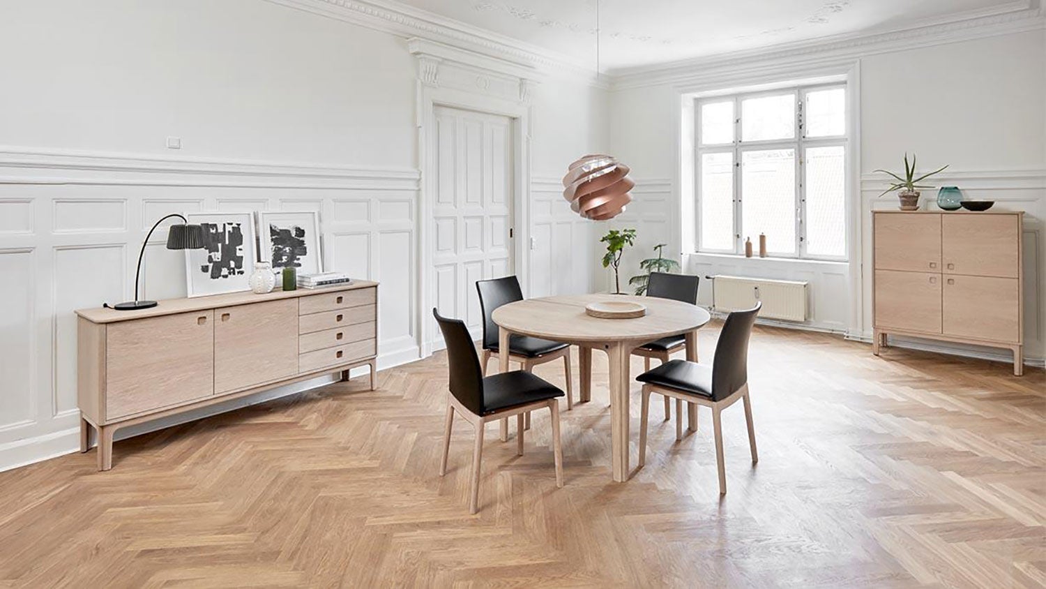 SM300 Tarjoilukaappi Saksanpähkinä Luonnonöljy