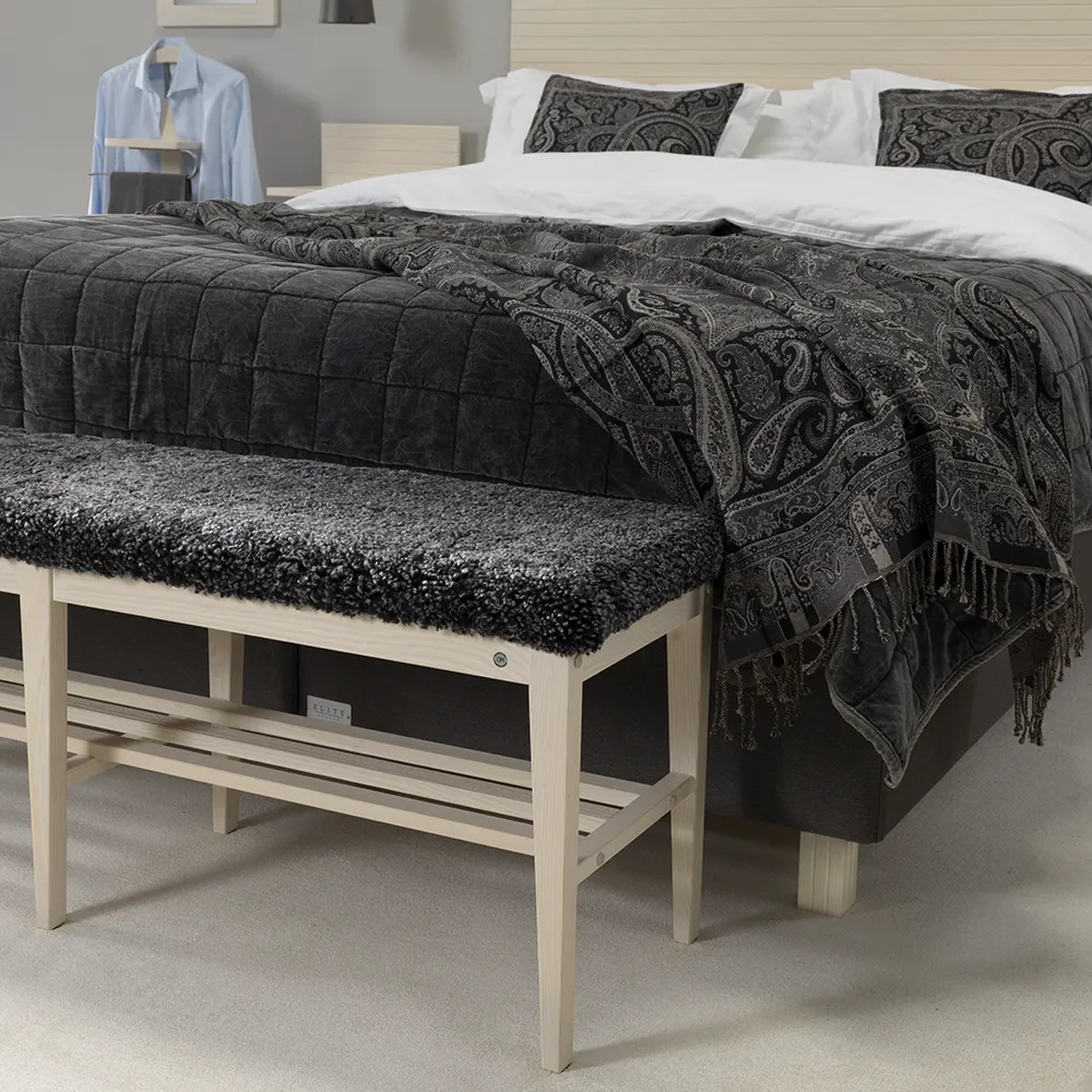 Nadja penkki 130 cm Valkoinen öljytty saarni/ lampaannahka Tummanharmaa