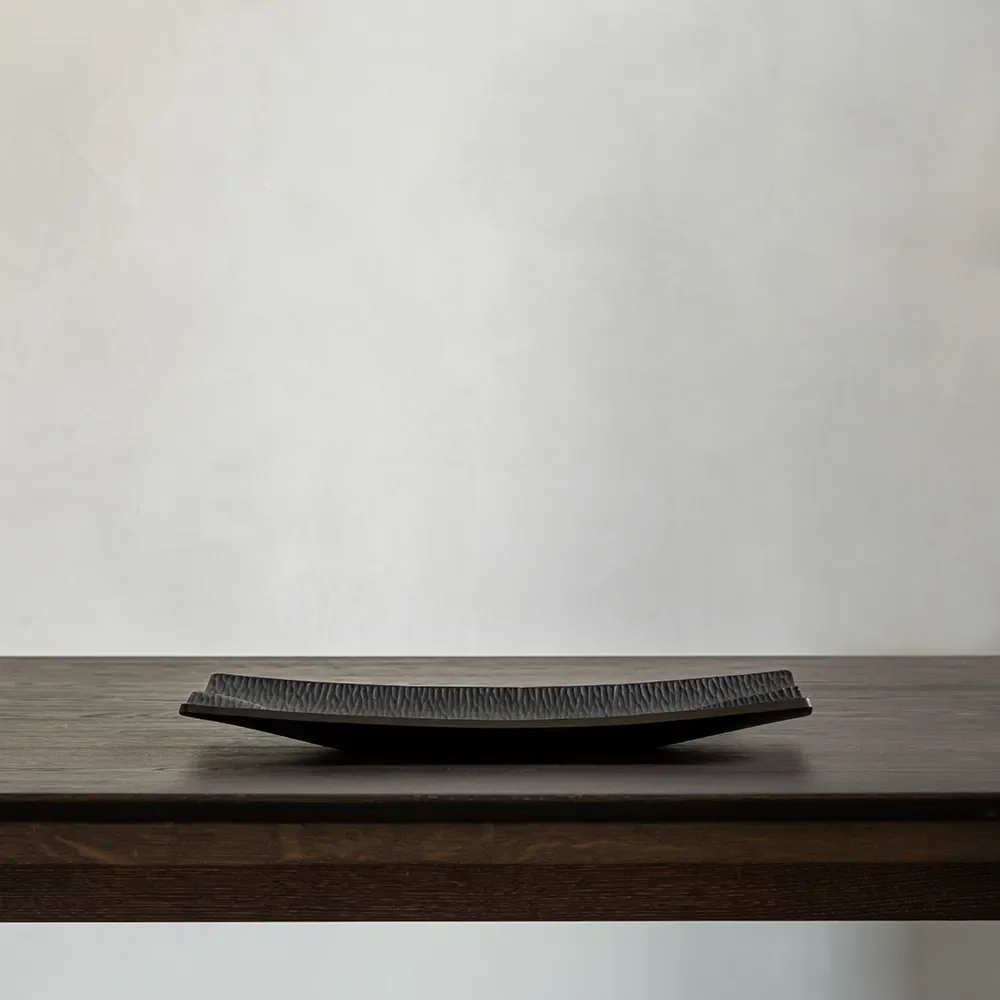 Japani tarjotin mustaksi lakattua mahonkia