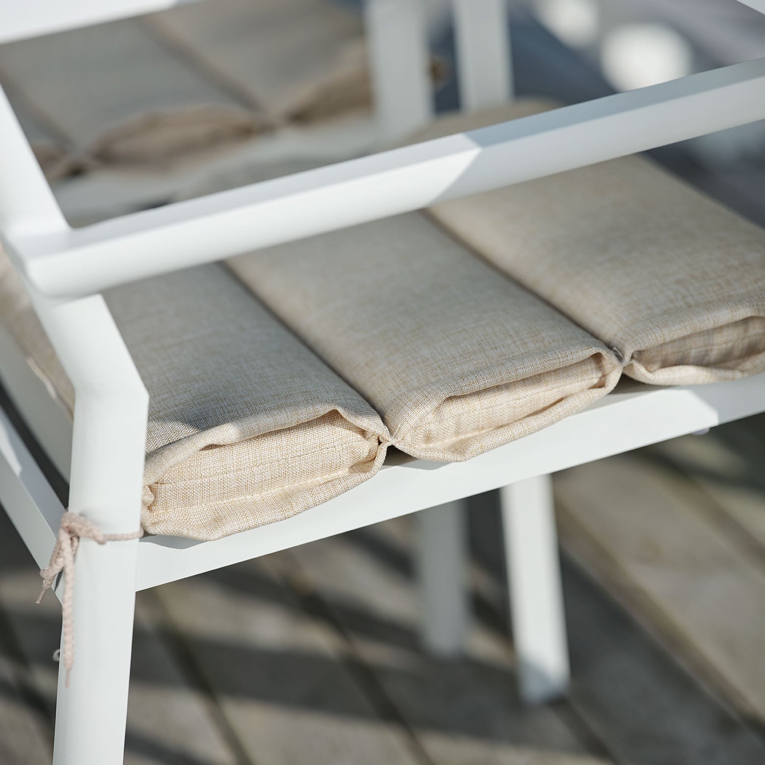 Delia käsinojallinen tuoli valkoinen Brafab