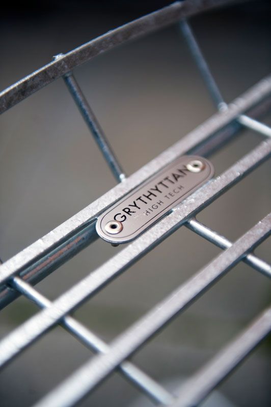 Pöytä High Tech 60 valkoinen laminaatti / kuumasinkitty runko Grythyttan Stålmöbler