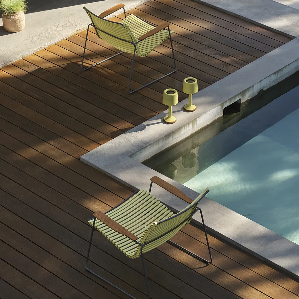 Click Roomy lounge chair Lemon zest. Frame: Grey. Armrest: Bamboou