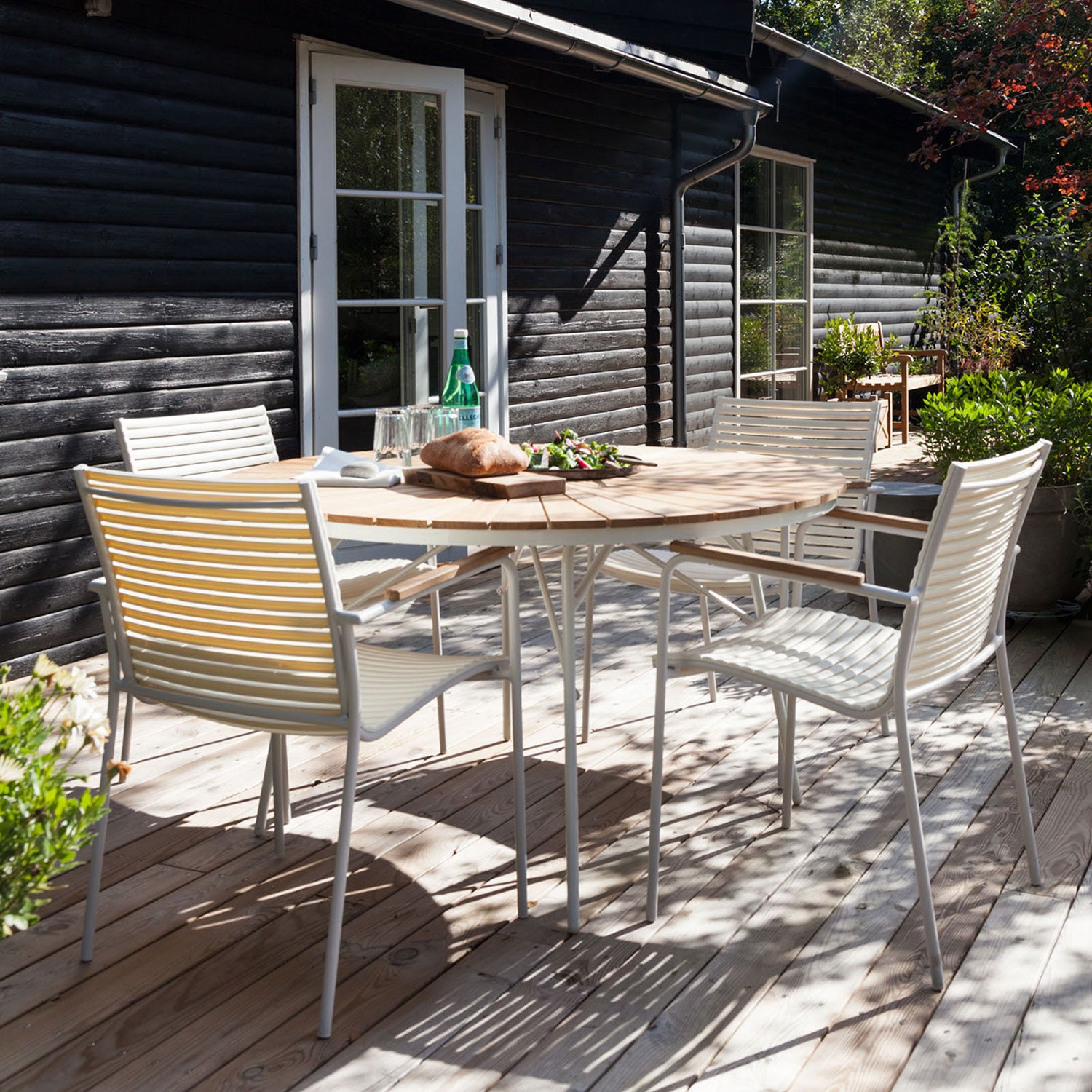 Hard & Ellen 130 cm puutarhapöytä valkoinen/tiikki 