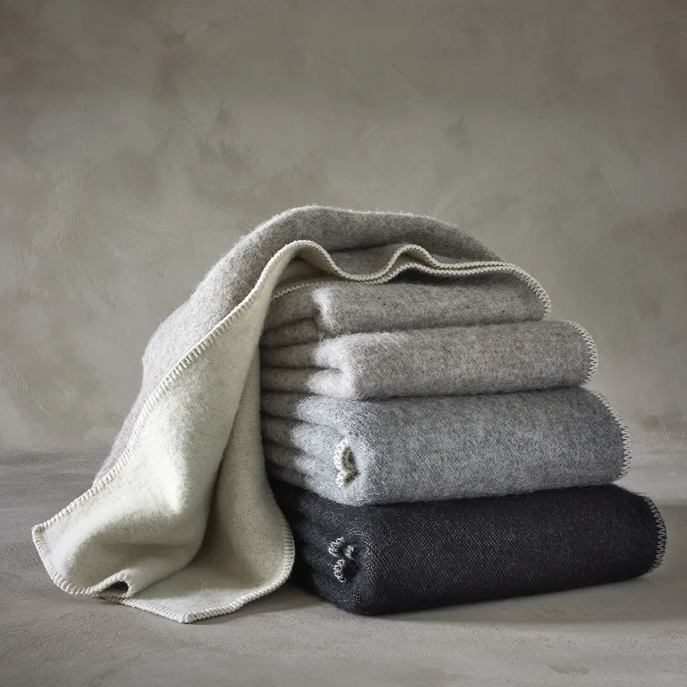 Nappa, grey and white blanket