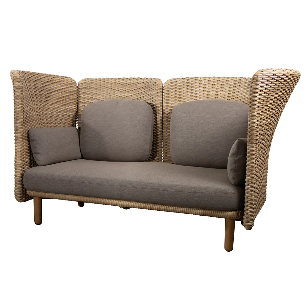 Arch 2-istuttava sohva korkealla käsinojalla/selkänojalla.