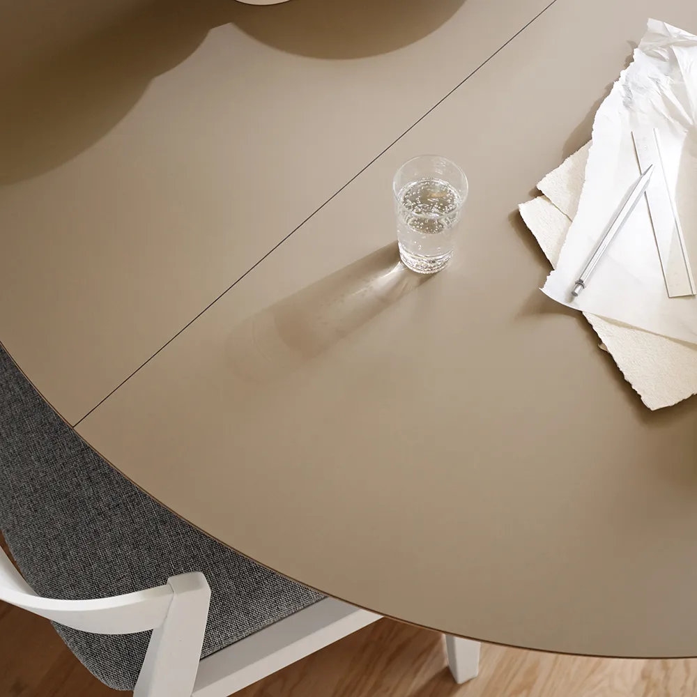 SM33-ruokapöytä valkolakattua tammea muskatlamiinilla