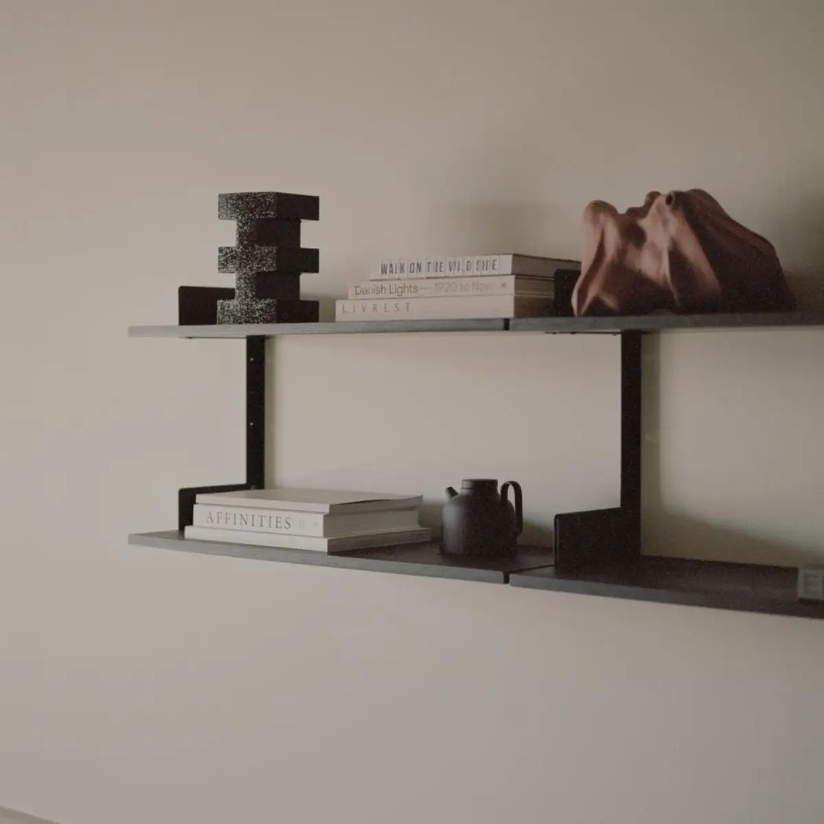 New Works Chamber-hylly Musta Saarni/Musta