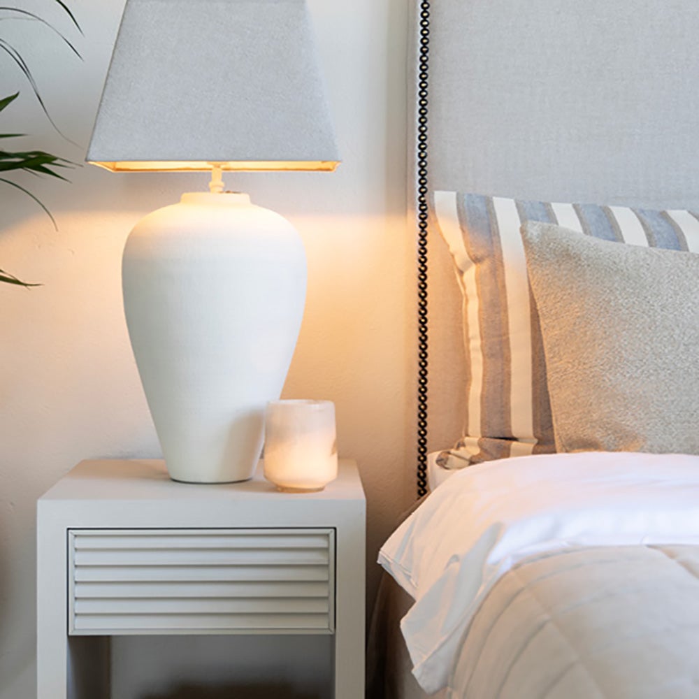 HAYDENin yöpöytä tammiviilu-Ivory sumua