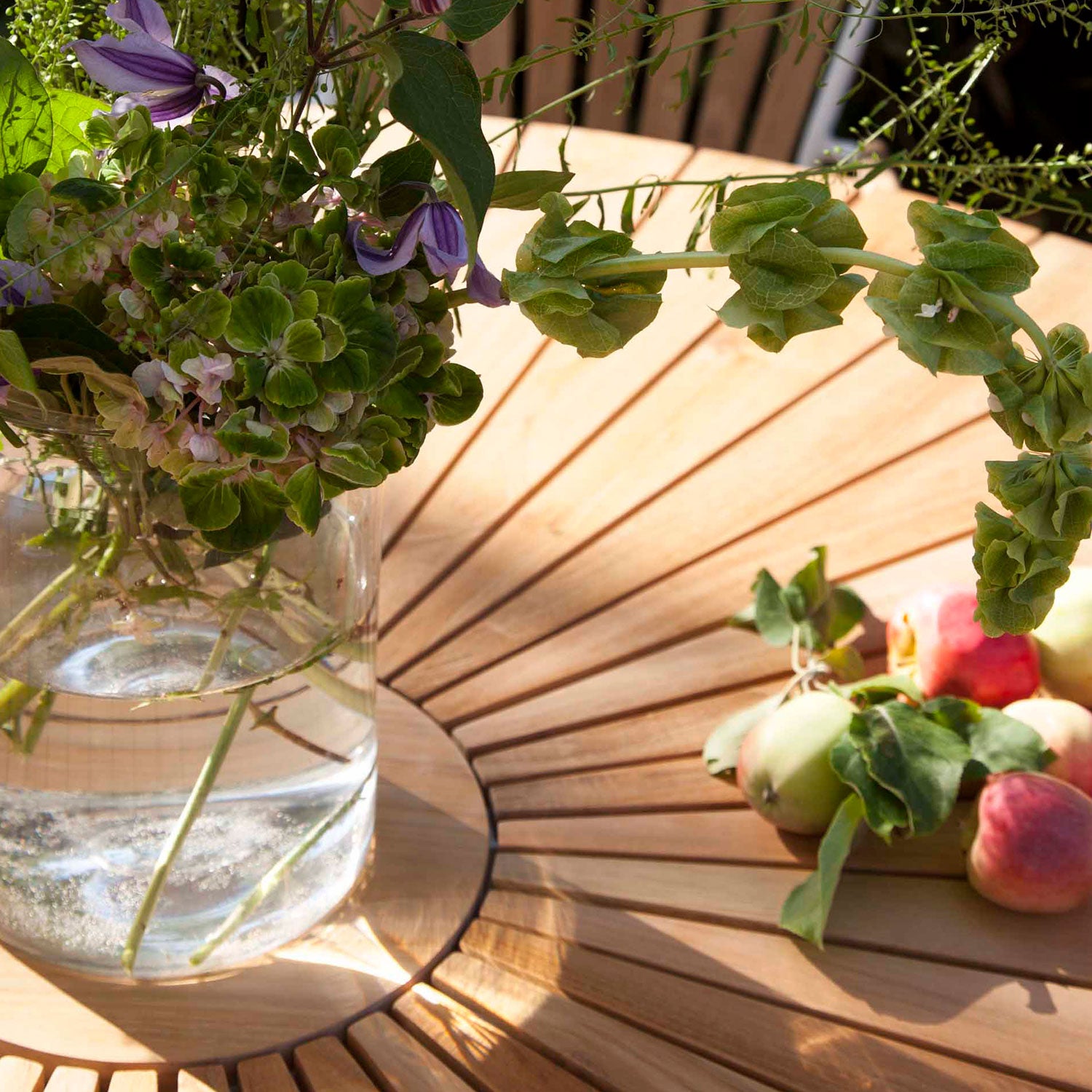 Hard & Ellen 130 cm puutarhapöytä valkoinen/tiikki 